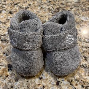 Ugg Bixbee grey fuzzy slippers 2/3